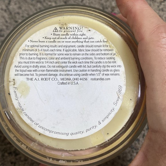 Root Candle Magnolia Scented Jar Candle - Picture 4 of 4